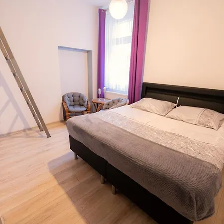 Zabrze, W Centrum Z Prywatnym Parkingiem 4*