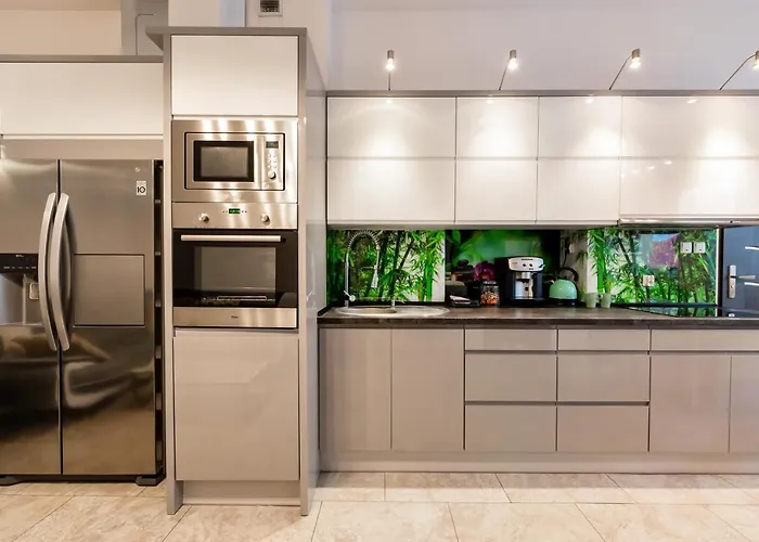 Zabrze, W Centrum Z Prywatnym Parkingiem 4* זברזה