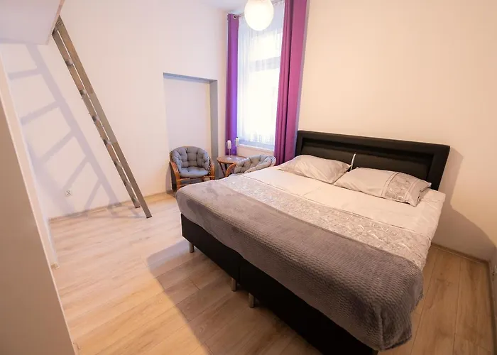 Zabrze, W Centrum Z Prywatnym Parkingiem 4*