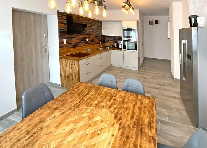 Zabrze, W Centrum Z Prywatnym Parkingiem זברזה